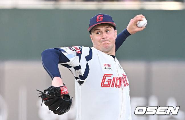 [OSEN=부산, 이석우 기자] 5일 부산 사직야구장에서 2025 신한 SOL 뱅크 KBO 리그 롯데 자이언츠와 키움 히어로즈의 경기가 열렸다. 홈팀 롯데는 데이비슨이, 방문팀 키움은 하영민이 선발 출전했다.롯데 자이언츠 선발 투수 데이비슨이 역투하고 있다. 2025.06.05 / foto0307@osen.co.kr