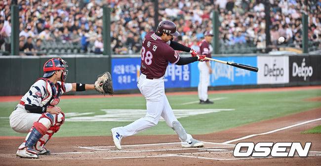 [OSEN=부산, 이석우 기자] 5일 부산 사직야구장에서 2025 신한 SOL 뱅크 KBO 리그 롯데 자이언츠와 키움 히어로즈의 경기가 열렸다. 홈팀 롯데는 데이비슨이, 방문팀 키움은 하영민이 선발 출전했다.키움 히어로즈 김동엽이 1회초 무사 2,3루 좌중간 2타점 안타를 치고 있다. 2025.06.05 / foto0307@osen.co.kr