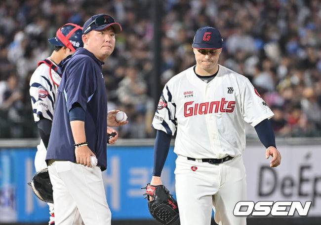 [OSEN=부산, 이석우 기자] 5일 부산 사직야구장에서 2025 신한 SOL 뱅크 KBO 리그 롯데 자이언츠와 키움 히어로즈의 경기가 열렸다. 홈팀 롯데는 데이비슨이, 방문팀 키움은 하영민이 선발 출전했다.롯데 자이언츠 선발 투수 데이비슨이 4회초 키움 히어로즈 송지후에게 시즌 첫 홈런을 허용하고 9실점 후 교체되고 있다. 2025.06.05 / foto0307@osen.co.kr