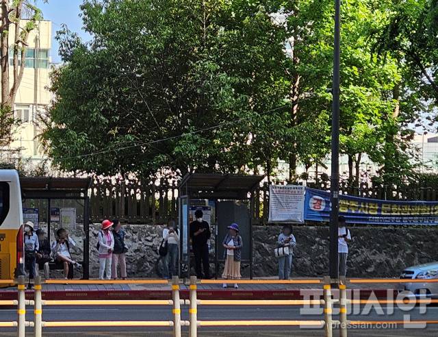 ▲5일 남광주 지하철역 인근 정류장에서 버스를 기다리는 시민들. 한 시민은 손을 뻗어 택시를 잡으려고 했지만 그마저도 어려웠다.2025.06.05ⓒ프레시안(김보현)