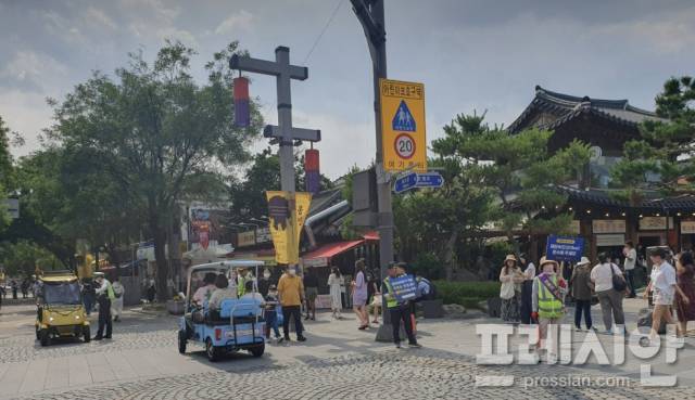 ▲전주한옥마을 내 전동차가 지나다니고 있다. ⓒ프레시안