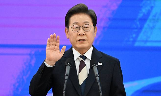 이재명 대통령이 4일 서울 여의도 국회에서 열린 제21대 대통령 취임선서식에서 취임 선서를 하고 있다. 국회사진기자단