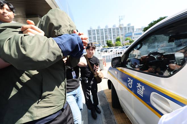 진도에서 차량을 바다에 빠뜨려 일가족을 숨지게 한 40대 가장이 지난 4일 구속 전 피의자심문(영장실질심사)을 위해 광주 북부경찰서 유치장을 나서고 있다. 광주=뉴스1