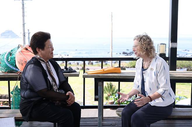 유엔환경계획(UNEP) 잉거 안데르센 사무총장과&nbsp;제주해녀협회 장영미 부회장(곽지1리 어촌계 소속)이 지난 4일 서귀포시 법환동 한 카페에서 만나&nbsp;해양 플라스틱 오염에 대해 의견을 나누고 있다. 제주도 제공