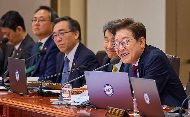 이재명 대통령이 5일 서울 용산 대통령실청사 국무회의실에서 김밥을 먹으며 국무회의를 하고 있다. 대통령실 제공