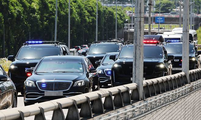 이재명 대통령이 4일 제21대 대통령 취임 선서를 하기 위해 차량을 타고 서울 여의도 국회로 이동하고 있다. 뉴스1