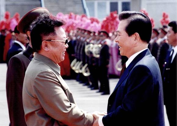 2000년 6월 13일 북측 환영 행사에서 두 손을 꼭 잡은 김 전 대통령과 김정일 국방위원장. 김대중노벨평화상기념관 제공