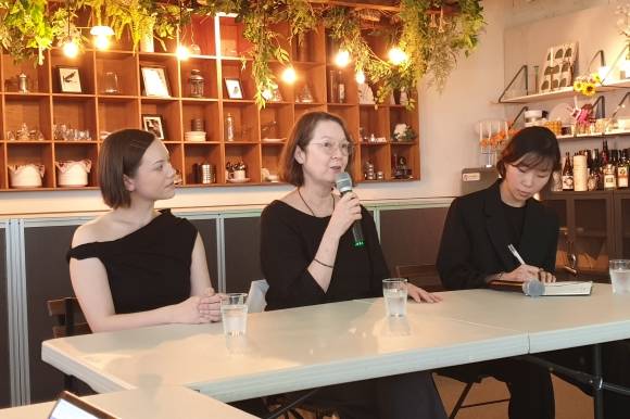 5일 서울 마포구 인사이터 홈에서 열린 서울국제환경영화제 개막작 기자간담회에서 ‘캔 아이 겟 위트니스’를 연출한 앤 마리 플레밍 감독(가운대)이 기자들의 질문에  답하고 있다. 왼쪽은 주연 배우 키라 장.