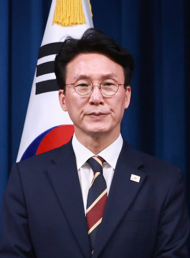 4일 서울 용산 대통령실 청사에서 열린 이재명 정부 첫 인사브리핑에서 김민석 국무총리 후보자가 소개되고 있다. 연합뉴스