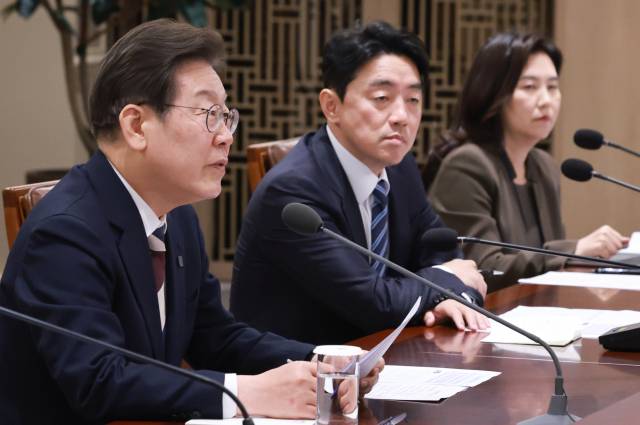 이재명 대통령이 4일 서울 용산 대통령실 청사에서 열린 '대통령 1호 명령, 비상경제점검 태스크포스(TF) 회의'에서 발언하고 있다. 연합뉴스