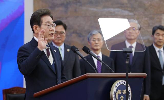 이재명 대통령이 4일 서울 여의도 국회에서 열린 제21대 대통령 취임선서식에서 선서 하고 있다. 연합뉴스