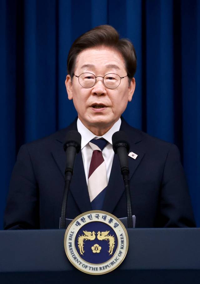 이재명 대통령이 4일 서울 용산 대통령실 청사에서 열린 새 정부 첫 인사 발표를 하고 있다. 연합뉴스