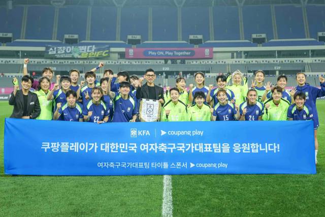 김성한 쿠팡플레이 대표(가운데)가 2일 콜롬비아와의 친선 경기가 열린 용인미르스타디움을 찾아 한국 여자 축구 대표팀과 기념 촬영을 하고 있다. 사진 제공=쿠팡플레이