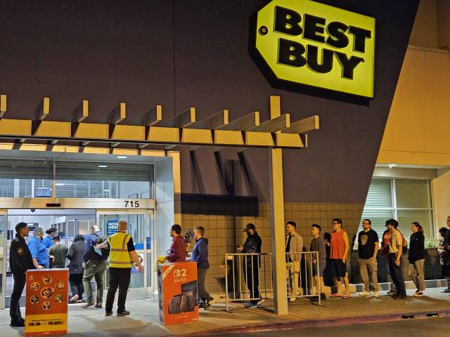 4일(현지 시간) 오후 9시 닌텐도 스위치2 판매가 시작과 함께 매장 안으로 입장하는 사전구매자들. 윤민혁 기자