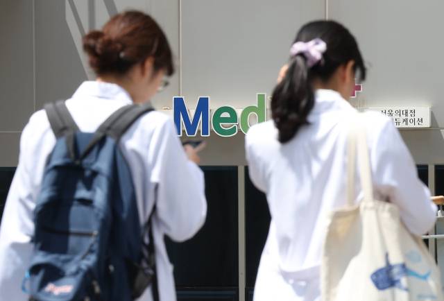 5월 서울 시내 한 의과대학에서 가운을 입은 학생들이 이동하고 있다. 연합뉴스