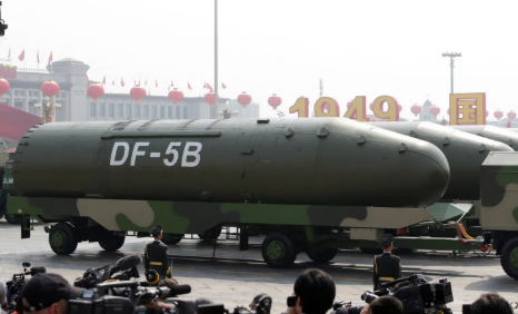 중국 군사당국이 지난 2019년 베이징 천안문 광장에서 공개한 ICBM 둥펑-5, 연합뉴스