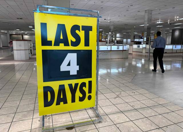 미국 캘리포니아주 샌브루노의 한 소매점 앞에 4일 후 폐점한다는 안내문이 세워져 있다. AFP연합뉴스