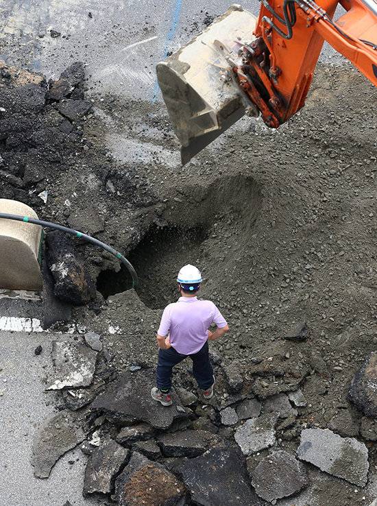 2014년 8월 5일 서울 송파구 석촌동 배명사거리 왕복 6차선도로 한복판에 발생한 싱크홀을 메우는 모습, 동아DB