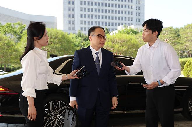 2024년 5월14일 이원석 검찰총장이 출근길에 취재진의 질문을 듣고 있다. ⓒ연합뉴스