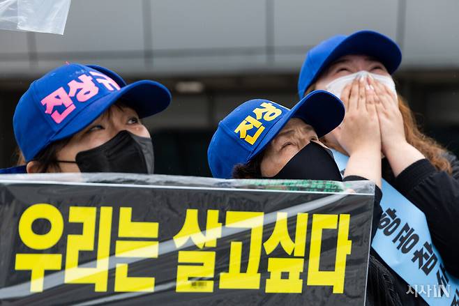 5월16일 세종시 국토부 건물 앞에서 처음으로 항의 집회를 연 제주항공 참사 유가족들이 하늘을 올려다보며 가족의 이름을 부르고 있다. ⓒ시사IN 신선영