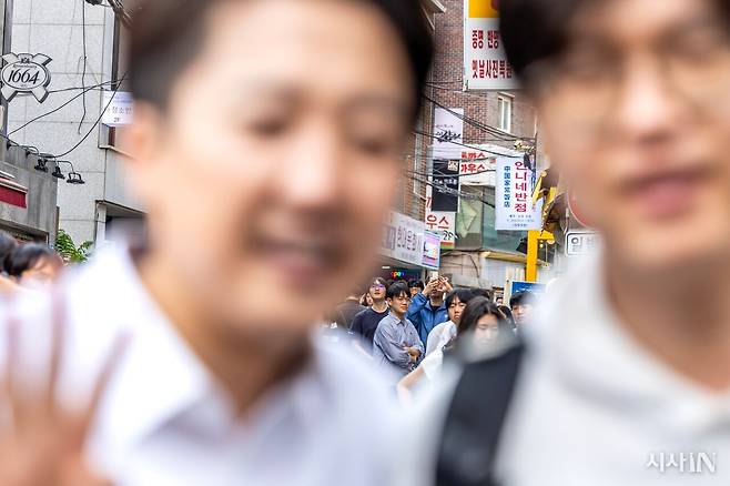 5월29일 이준석 개혁신당 후보가 서울 성북구 고려대 인근에서 선거유세를 하자, 그의 여성 혐오 발언에 대해 항의하던 고려대 학생들이 이 후보를 바라보고 있다. ⓒ시사IN 박미소