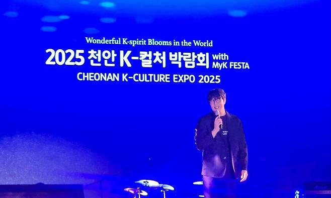 '2025 천안 K-컬처박람회 with MyK FESTA' 개막식에서 가수 성시경이 축하공연을 하고 있다. ⓒ시사저널