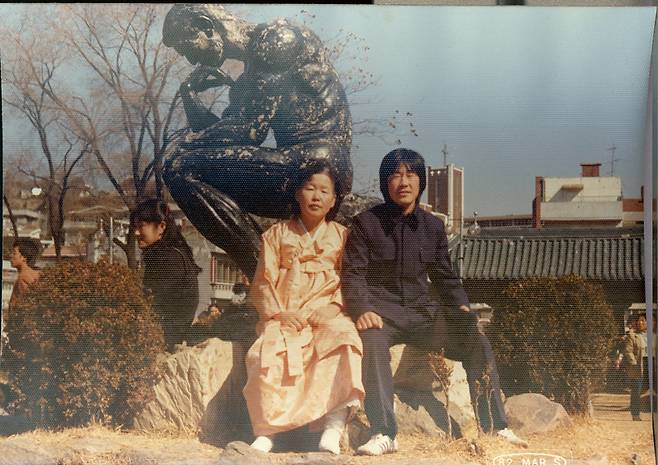 1982년 중앙대 법대생이 된 이재명 대통령(오른쪽)과 모친인 고(故) 구호명씨가 기념사진을 찍었다. ⓒ이재명 대통령 측 제공