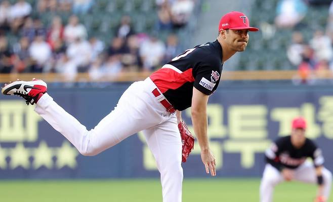 KIA 네일은 4일 잠실 두산전에서 강습 타구에 오른손을 맞아 다쳤지만, 큰 이상 없이 다음 등판을 준비한다.|뉴시스