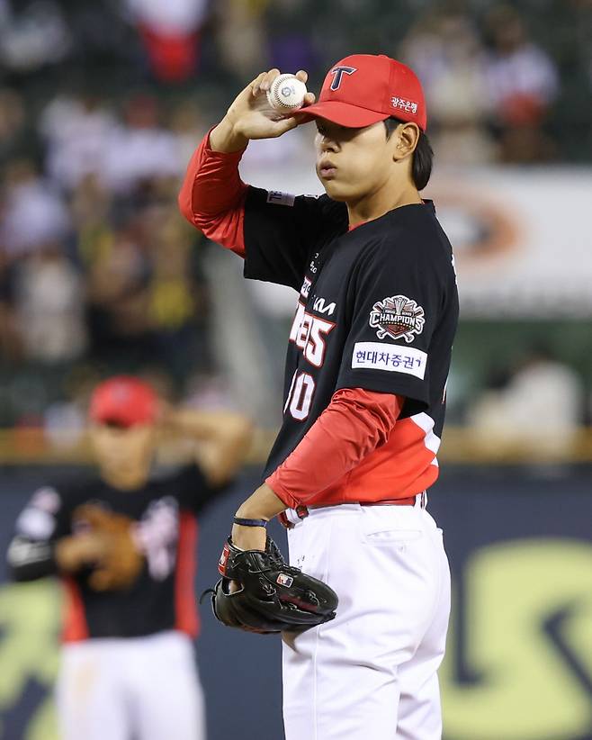KIA 홍원빈이 3일 잠실 두산전에서 1군 데뷔전 마운드에 올라 투구를 준비하고 있다.  KIA 타이거즈 제공