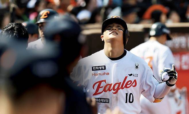 한화 이진영이 지난 3일 대전한화생명볼파크에서 열린 KT전 5회, 2점 홈런을 날리고 홈으로 들어와 세리머니하고 있다. 한화 이글스 제공