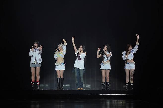 지난 23일 홍콩 컴플렉스 콘에서 무대를 마친 뒤 인사하고 있는 뉴진스(NJZ). 컴플렉스콘 제공