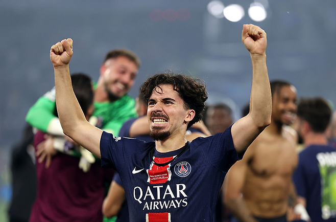 PSG 비티냐가 1일 유럽챔피언스리그 우승 확정 후 두 팔을 번쩍 들어 기뻐하고 있다. Getty Images코리아
