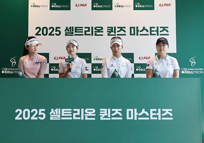 박민지(왼쪽 두 번째)가 5일 강원 원주시 성문안CC에서 열린 셀트리온 퀸즈 마스터즈 미디어데이 행사에서 각오를 밝히고 있다. 셀트리온 퀸즈 마스터즈 대회조직위원회