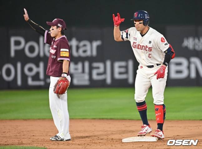 롯데 전준우(오른쪽)가 4일 사직 키움전에서 통산 2000안타를 달성하고 있다.