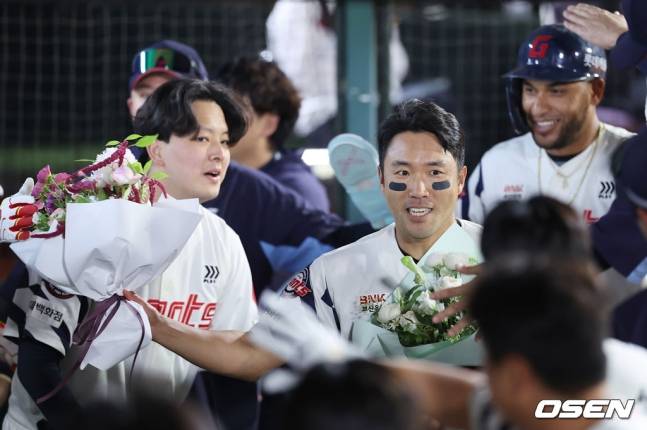 롯데 전준우가 4일 사직 키움전에서 7회말 2루타로 2000안타를 달성한 뒤 더그아웃에서 축하를 받고 있다.