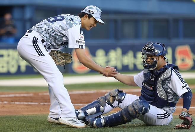 두산 베어스 신인 투수 최민석(왼쪽)과 양의지. /사진=두산 베어스 제공