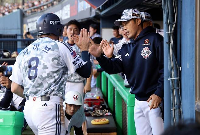 조성환(오른쪽) 두산 베어스 감독대행. /사진=두산 베어스 제공