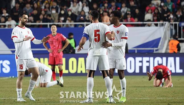 2026 북중미 월드컵 아시아 3차 예선 대한민국 대 요르단 경기가 25일 수원월드컵경기장에서 열렸다. 요르단 선수들이 종료 휘슬이 울리자 기뻐하고 있다. /사진=김진경 대기자