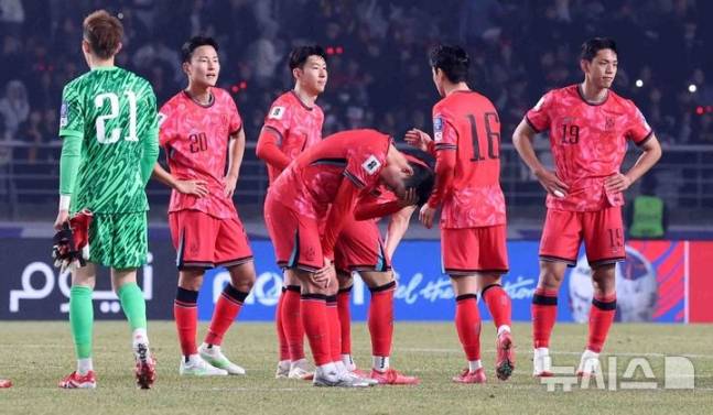 지난 3월 경기 고양시 고양종합운동장에서 열린 '2026 국제축구연맹(FIFA) 북중미 월드컵 아시아 지역 3차 예선 B조 7차전' 대한민국과 오만의 경기, 1대1 무승부로 경기를 마친 대한민국 선수들이 아쉬워하고 있다. /사진=뉴시스