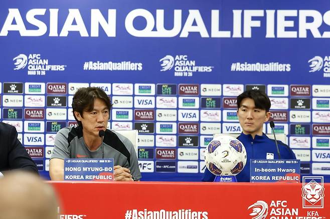 6일 오전 3시 15분 이라크 바스라 국제경기장에서 열리는 이라크와의 2026 국제축구연맹(FIFA) 북중미 월드컵 아시아 3차 예선 9차전을 앞두고 공식 기자회견에 참석한 홍명보(왼쪽) 감독과 황인범. /사진=대한축구협회 제공