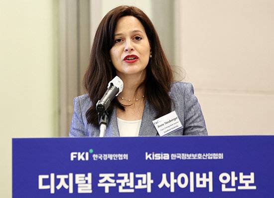 미국 백악관 국가안보회의(NSC) 국가안보 부보좌관을 지낸 앤 뉴버거 스탠퍼드대 교수가 최근 한국을 방문해 ‘디지털 주권과 사이버 안보’에 대한 기조강연을 하고 있다. 뉴스1&nbsp;