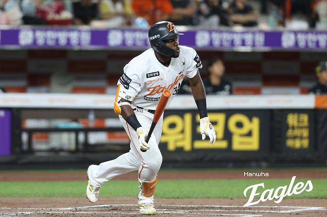 4일 대전 한화생명 볼파크에서 열린 2025 신한 SOL Bank KBO리그 KT 위즈와 한화 이글스의 경기, 한화가 4-3 승리를 거두고 2연승을 달성했다. 한화 에스테반 플로리얼은 추격의 솔로포로 팀 승리를 이끌었다. 한화 이글스