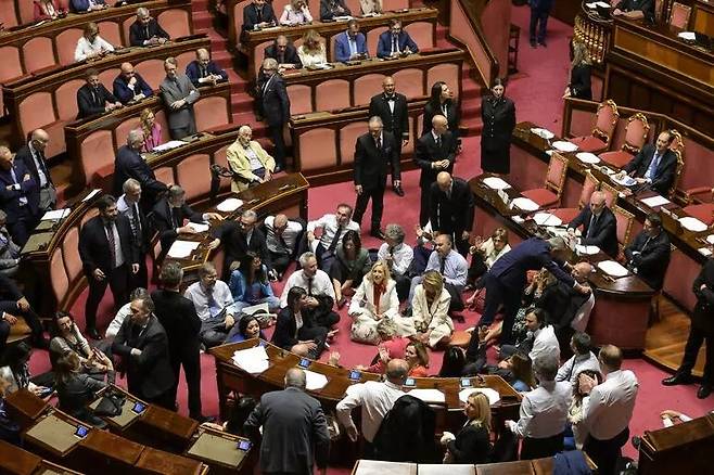야당 의원들이 정부의 보안법에 반대하며 본회의장 바닥에 앉아 시위하는 모습 [이탈리아 안사(ANSA) 통신 캡처. 재판매 및 DB 금지]