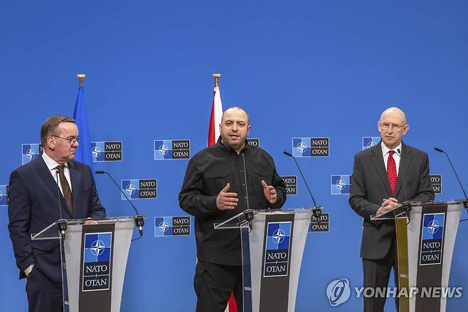 공동 기자회견 여는 독일-우크라-영국 국방장관 (브뤼셀 AP=연합뉴스) 독일, 우크라이나, 영국 국방장관이 4일(현지시간) 벨기에 브뤼셀에서 열린 '우크라이나 방위연락그룹'(UDCG) 회의가 끝난 뒤 기자회견을 열고 있다. 2025.6.4 photo@yna.co.kr (끝)