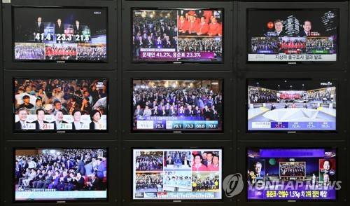 19대 대선 출구조사 결과는?  (서울=연합뉴스) 진성철 기자 = 제19대 대통령선거 투표가 끝난 9일 20시께 각 방송사가 일제히 출구조사 결과를 발표하고 있다. 2017.5.9 zjin@yna.co.kr