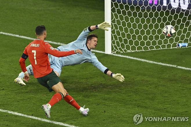 골을 터트리는 크리스티아누 호날두 (Peter Kneffel/dpa via AP=연합뉴스)