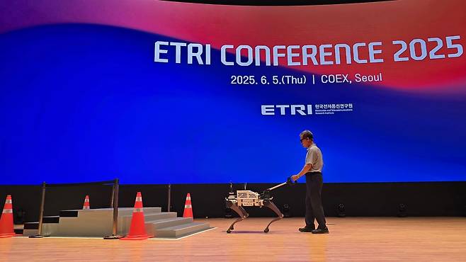 시각장애인 안내로봇 '에디' 선보이는 방승찬 ETRI 원장 [ETRI 제공. 재판매 및 DB 금지]