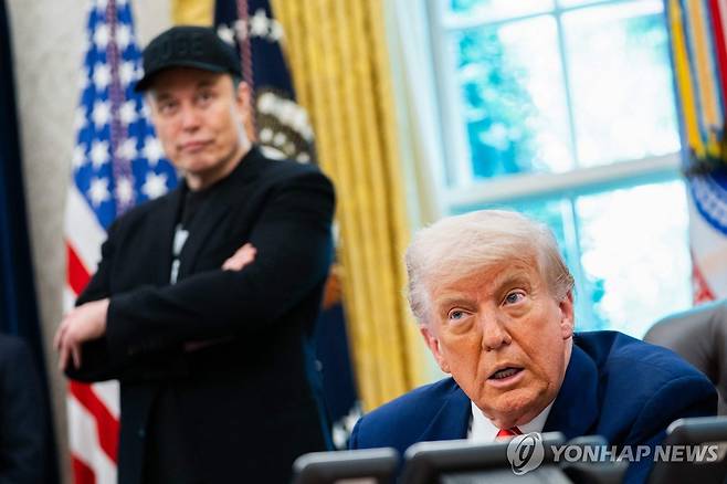 도널드 트럼프 미국 대통령(우측)과 일론 머스크 테슬라 최고경영자(좌측) [AFP 연합뉴스 자료사진. 재판매 및 DB 금지]