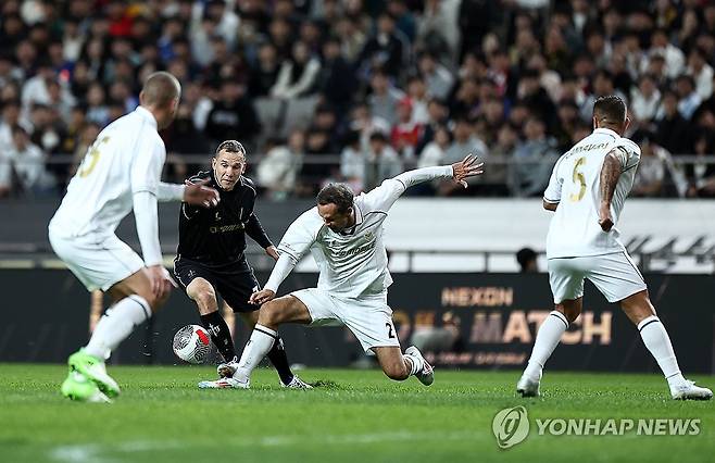 드리블 돌파시도하는 셰우첸코 (서울=연합뉴스) 윤동진 기자 = 20일 오후 서울월드컵경기장에서 열린 2024 넥슨 아이콘 매치. FC스피어 안드리 셰우첸코가 드리블 돌파를 시도하고 있다. 2024.10.20 mon@yna.co.kr