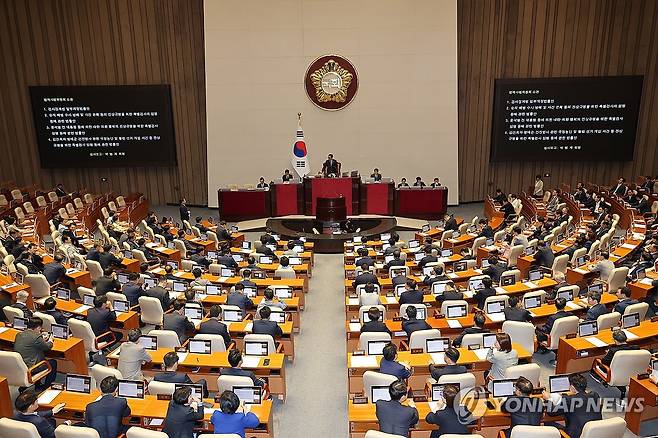 3대 특검법·검사징계법 상정 (서울=연합뉴스) 박동주 기자 = 우원식 국회의장이 5일 국회 본회의에서 내란 특검법과 김건희 여사 특검법, 채해병 특검법 등 3대 특검법과 검사징계법을 상정하고 있다. 2025.6.5 pdj6635@yna.co.kr